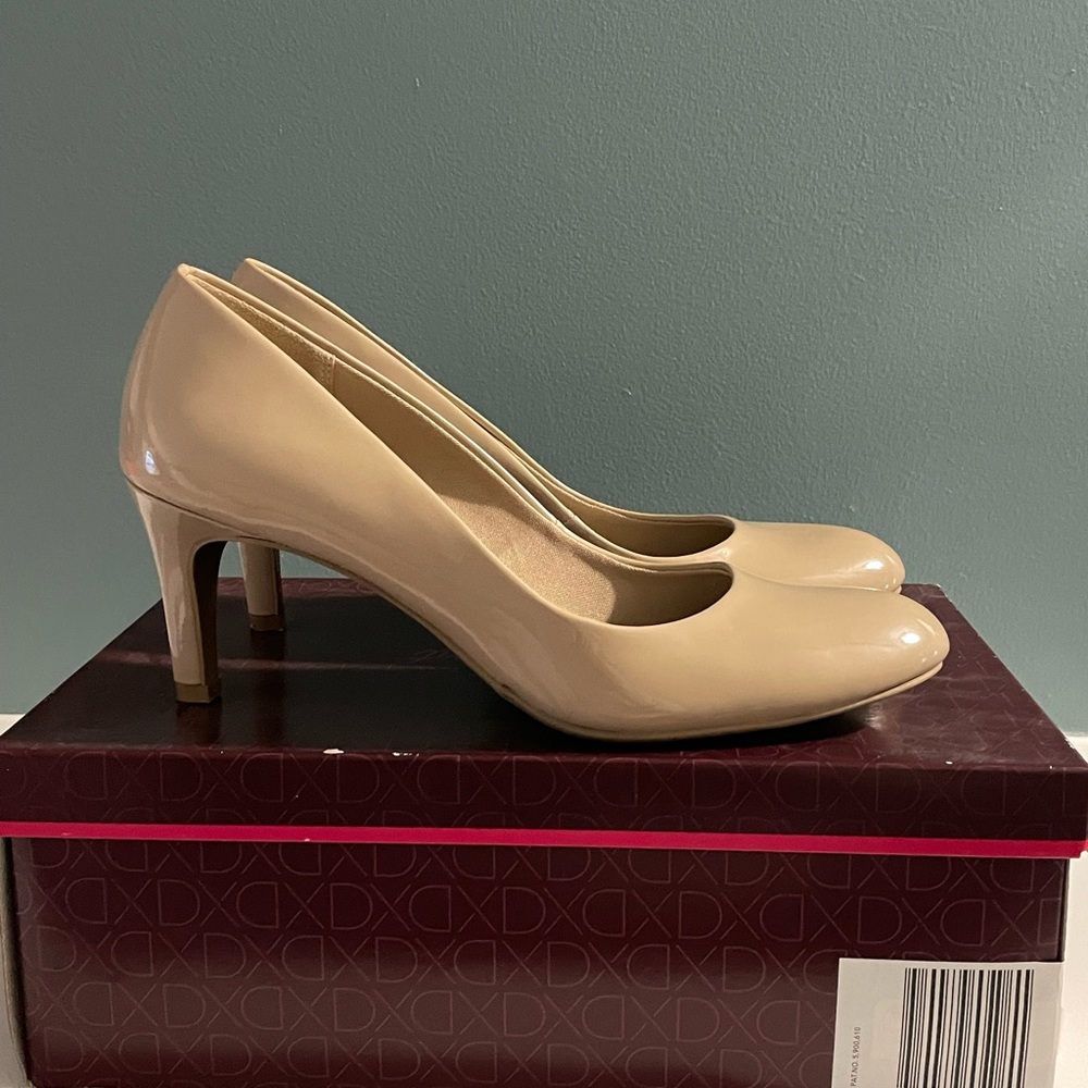 Dexflex “Karma” Nude patent pumps - size 8.5